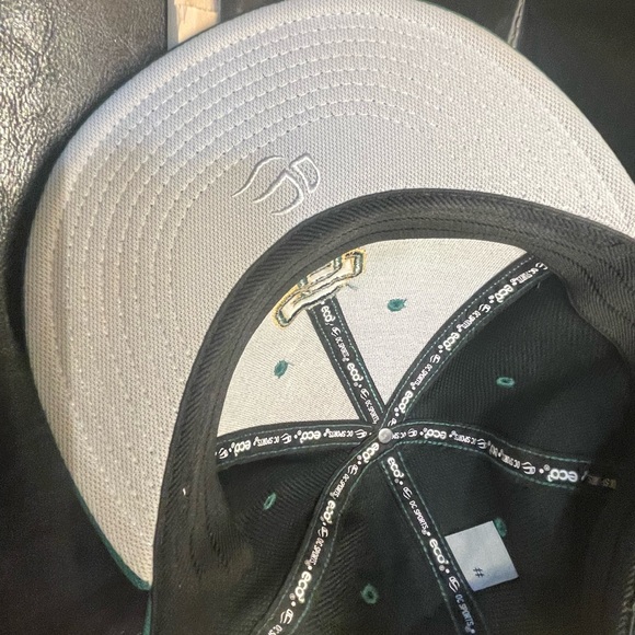 Green and white sports ball cap fitted - Picture 3 of 7